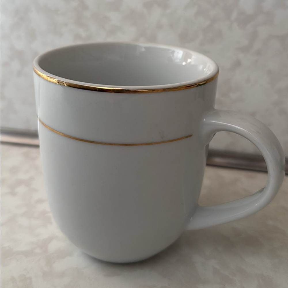 Gibson coffee mug
White with gold stripe